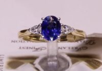 #82663 | S0.97ct/D0.22ct | Oval Sapphire with Two Pear Side Diamonds | Set in 18ct Yellow Gold