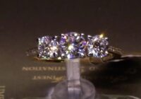 #75108 | T1.62ct | Three Stone Round Brilliant with Diamond Shoulders | Set in 18ct Yellow Gold