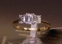 #90250 | T1.05ct | Three Stone Emerald Cut | Set in 18ct Yellow Gold