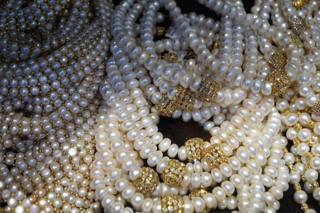 Emerging Trends and Challenges in Bangkoks Colored Gemstones Industry