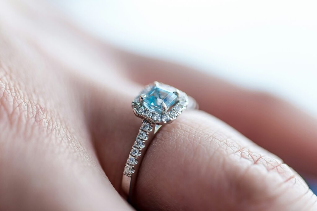 Trends Indicate Over 50% of People Prefer Larger Engagement Ring Stones, Survey Unveils